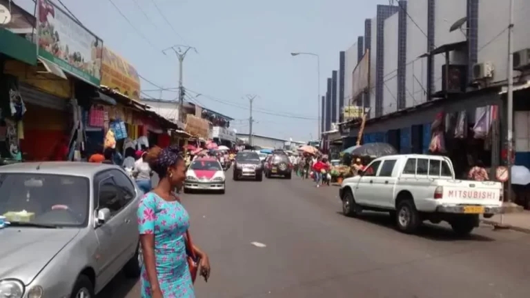 Nkembo : un homme mortellement poignardé dans un salon de coiffure