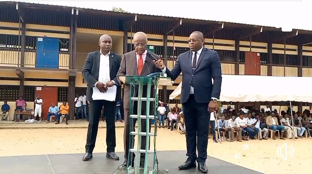 Politique : Jean Eyeghe Ndong fait son come-back au PDG L'annonce a été faite cet après-midi à la faveur d'un meeting qu'il a tenu à l'école publique Martine Oulabou. Jean Eyeghe Ndong, a annoncé qu'il retourne au Patri démocratique gabonais (PDG). Le fils de Nkembo a décidé de réintégrer les rangs du Parti de masse qu'il avait quitté en 2019. « Je prends la liberté solennellement de réintégrer librement la maison du père, le parti du président fondateur, c’est à dire le parti démocratique gabonais".