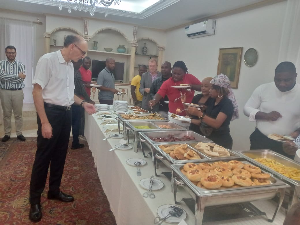 L’ambassadeur Turc présentant les plats