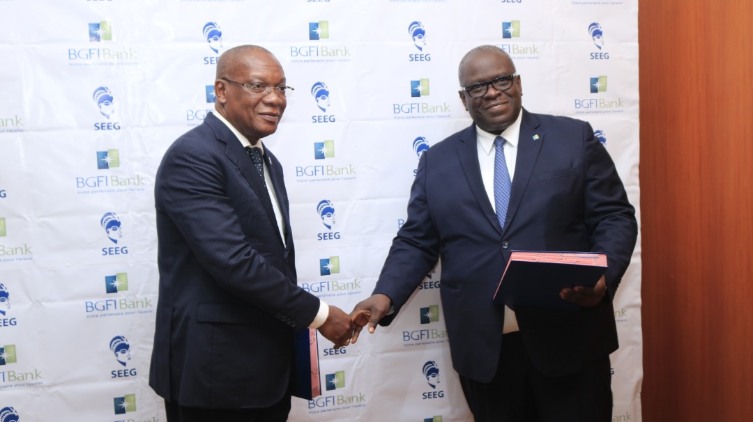 Les deux directeurs au terme de la signature