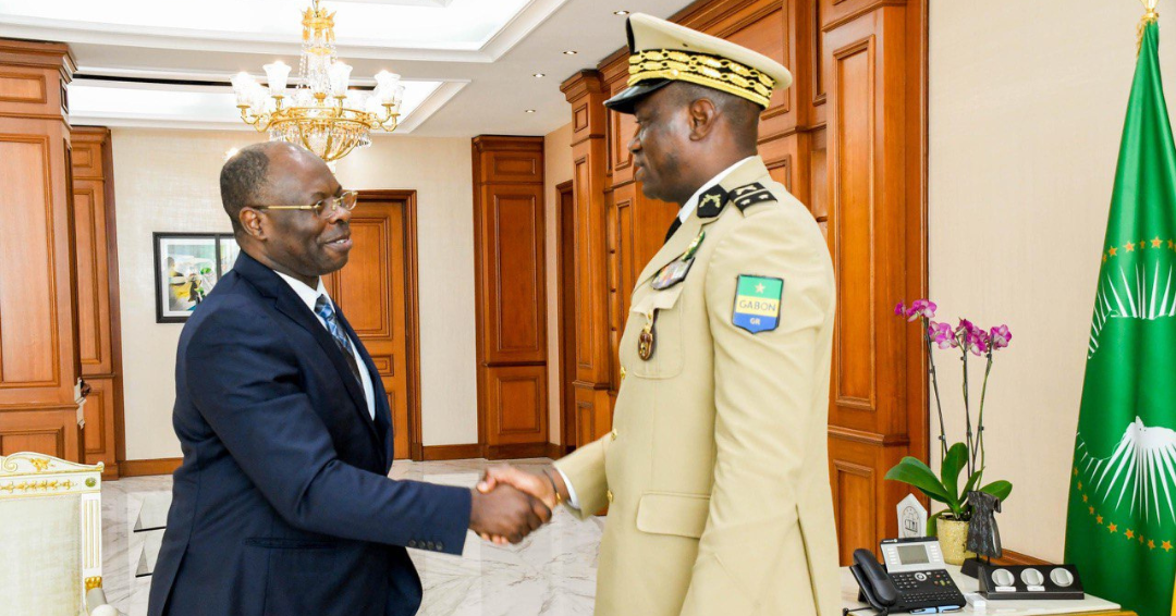 L’ambassadeur du Gabon en Chine, Baudelaire Ndong Ella, échangeant avec le chef de l’Etat, Brice Clotaire Oligui Nguema. L’ambassadeur du Gabon en Chine, Baudelaire Ndong Ella, échangeant avec le chef de l’Etat, Brice Clotaire Oligui Nguema.