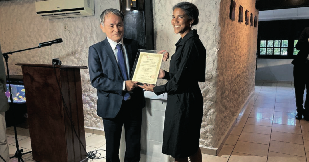 Marianne Tigoe-Okias recevant son certificat. Marianne Tigoe-Okias recevant son certificat.