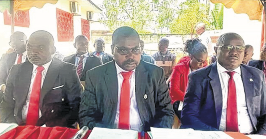 Certains cadres de l’UPG dont son secrétaire général adjoint annonçant la destitution de Mathieu Mboumba Nziengui. Certains cadres de l’UPG dont son secrétaire général adjoint annonçant la destitution de Mathieu Mboumba Nziengui.