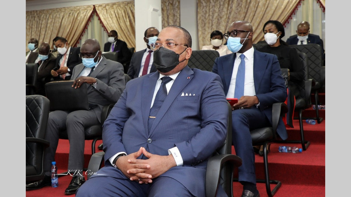 Retraits bancaires : l'Assemblée revoit le montant à prélever à la hausse