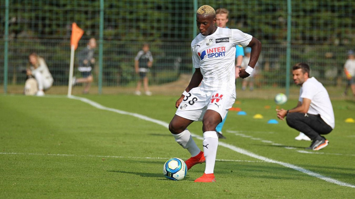 Football : Eneme Ella continue de "manger son pain noir "
