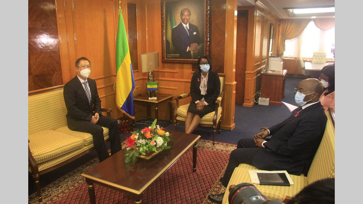 Coopération Gabon-Chine : Hu Changchun reçu à la Primature