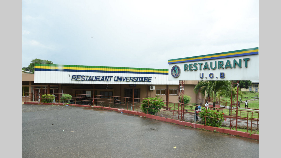 Resto U : les étudiants attendent de passer à table