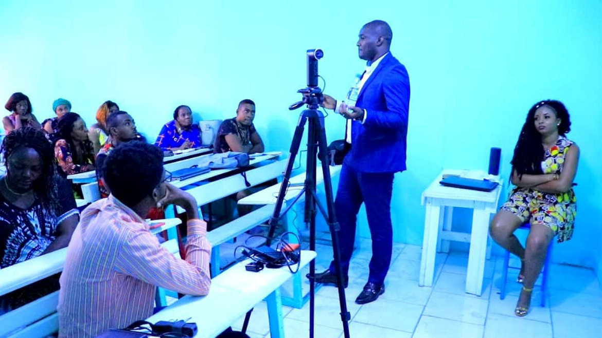 Devenir influenceur web : Steve Fah transmet les codes aux jeunes gabonais