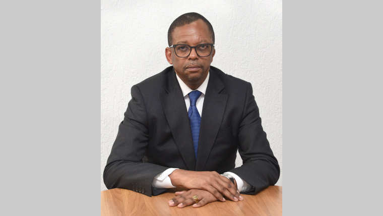 Interview : E. Anicet Mboumbou Miyakou