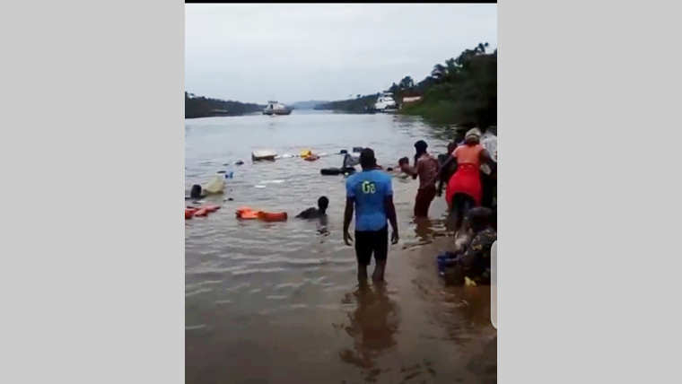 Département d’Etimboué : Un véhicule termine sa course dans l'eau !