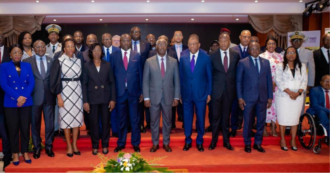 Les officiels après l’ouverture des travaux. Les officiels après l’ouverture des travaux.