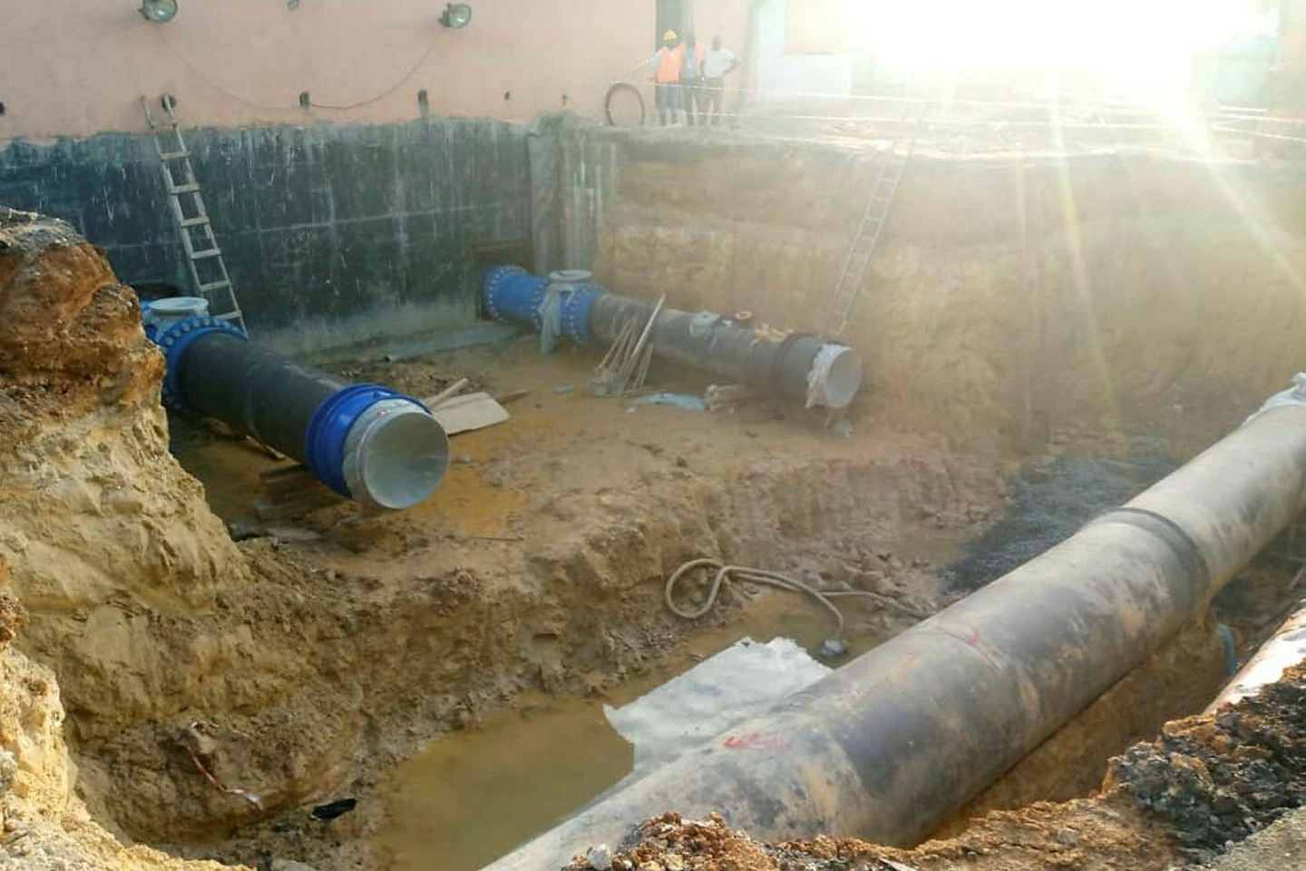 Une vue des travaux qui vont permettre à la SEEG de raccorder plusieurs quartiers du Grand Libreville à son réseau de fourniture d’eau potable. Une vue des travaux qui vont permettre à la SEEG de raccorder plusieurs quartiers du Grand Libreville à son réseau de fourniture d’eau potable.