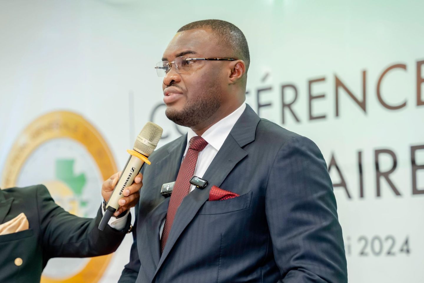 Le directeur général du Budget et des Finances publiques, Aurélien Marcel Mintsa Nguema, suspendu de ses fonctions jusqu’à nouvel ordre. Budget : pourquoi Aurélien Marcel Mintsa Nguema a t-il été suspendu de ses fonctions ?