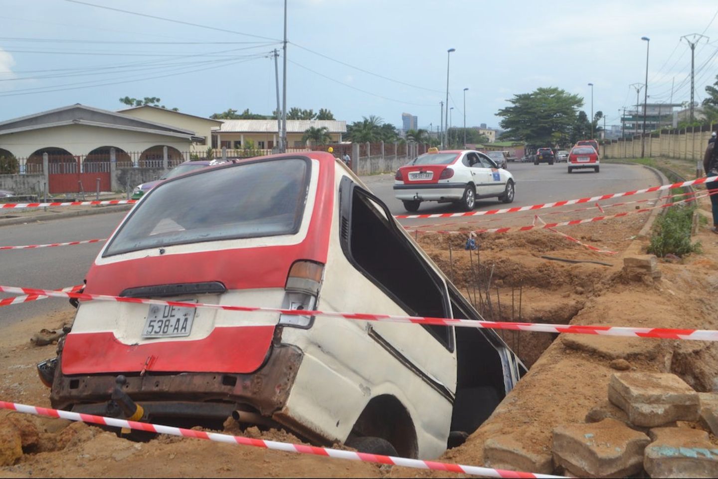Un taxi-bus finit sa course dans une énorme crevasse à Promo-Gabon Un taxi-bus finit sa course dans une énorme crevasse à Promo-Gabon