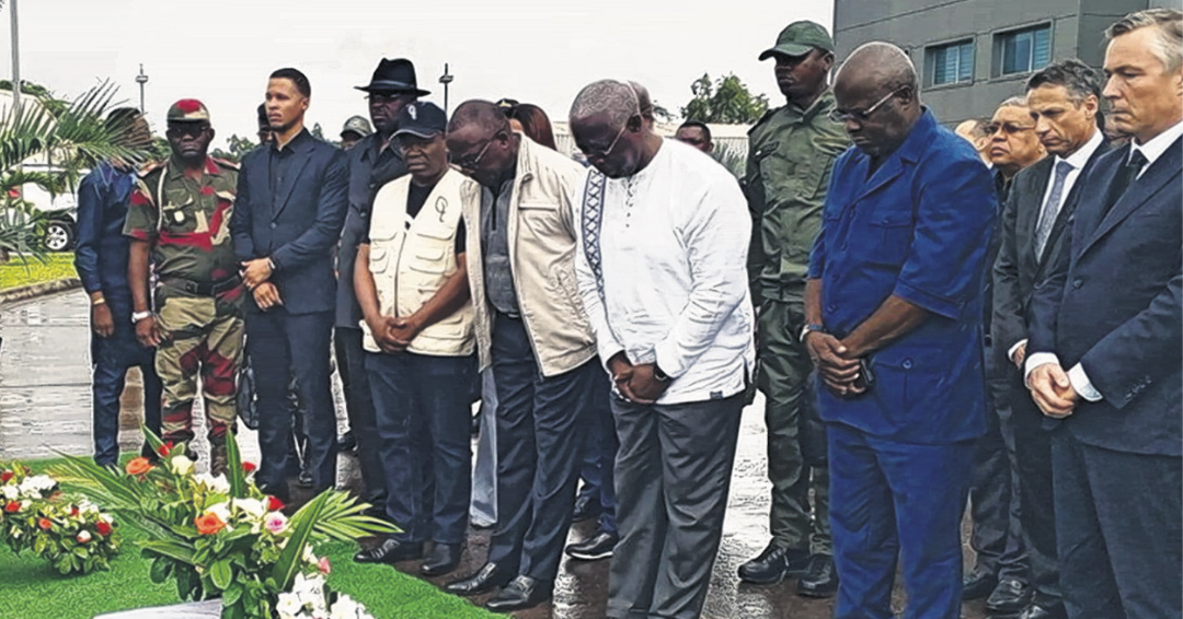 Raymond Ndong Sima et sa délégation rendant hommage aux victimes. Raymond Ndong Sima et sa délégation rendant hommage aux victimes.