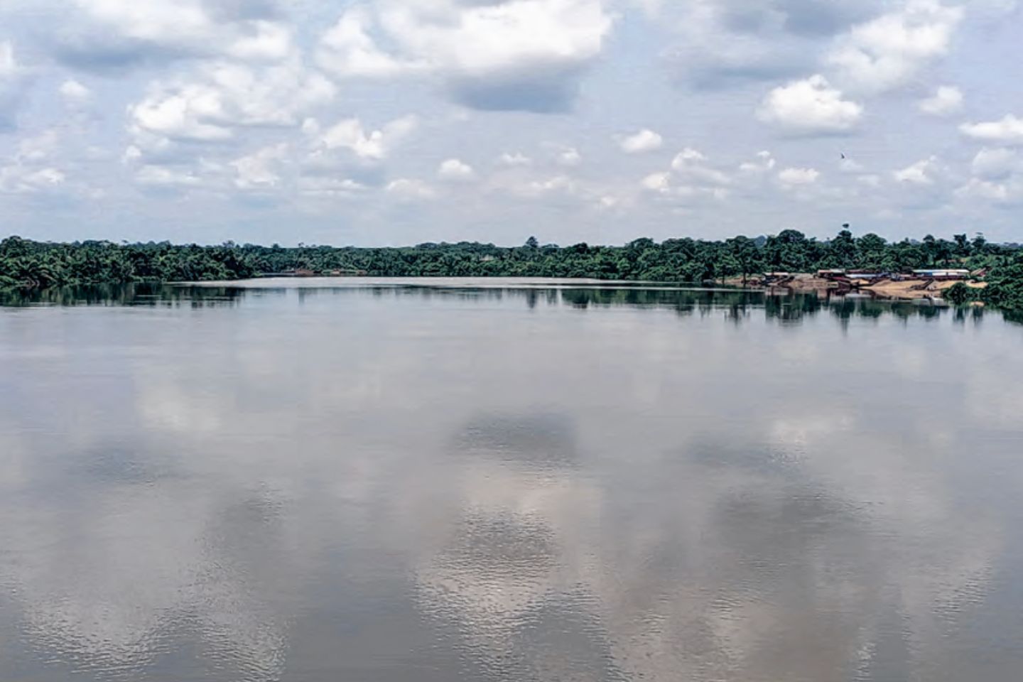 Le fleuve Komo à Kango. Le fleuve Komo à Kango.