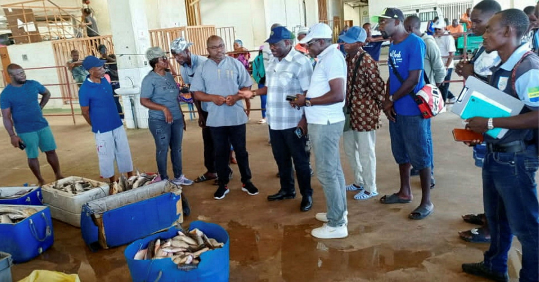 Une vue des autorités avec les pêcheurs interpellés et leurs cargaisons de poissons. Une vue des autorités avec les pêcheurs interpellés et leurs cargaisons de poissons.
