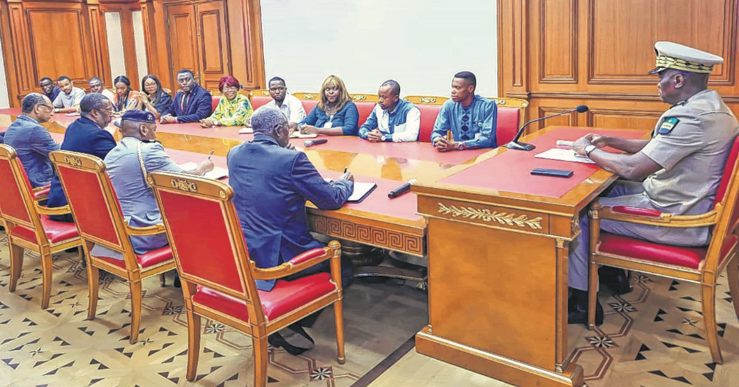 Séance de travail avec le Conseil national de la jeunesse. Séance de travail avec le Conseil national de la jeunesse.