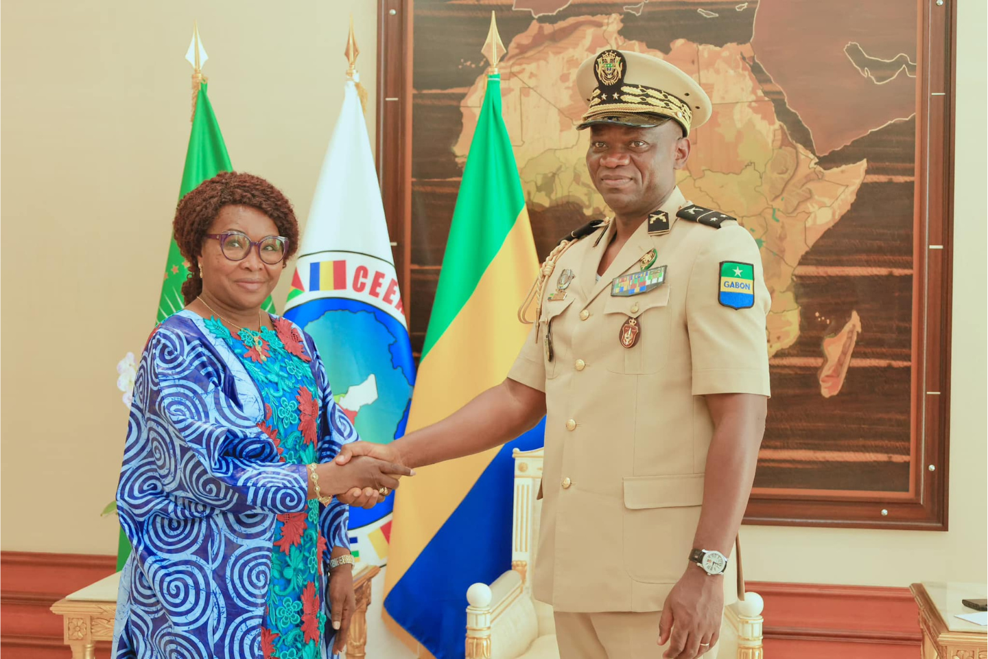L’ambassadeur de Sao-Tomé et Principe, Elisa Afonso de Barros, est allée faire ses adieux au président Oligui Nguema. L’ambassadeur de Sao-Tomé et Principe, Elisa Afonso de Barros, est allée faire ses adieux au président Oligui Nguema.