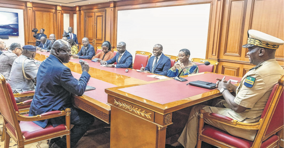 Une phase de la rencontre entre le président de la Transition, Brice Clotaire Oligui Nguema, et la délégation de la Confédération de la «Diaspora gabonaise multicontinentale G10». Une phase de la rencontre entre le président de la Transition, Brice Clotaire Oligui Nguema, et la délégation de la Confédération de la «Diaspora gabonaise multicontinentale G10».