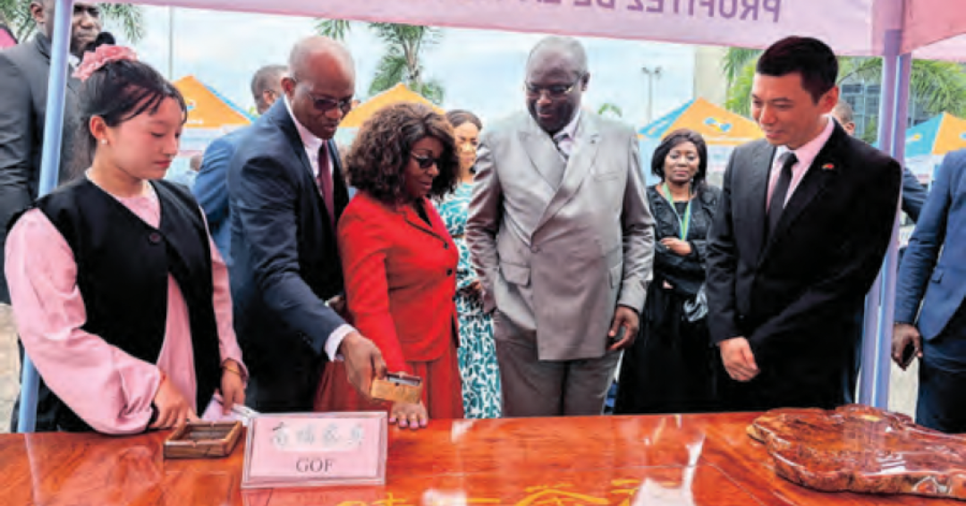 Les officiels gabonais et chinois hier au lancement des activités commémoratives à Libreville. Les officiels gabonais et chinois hier au lancement des activités commémoratives à Libreville.