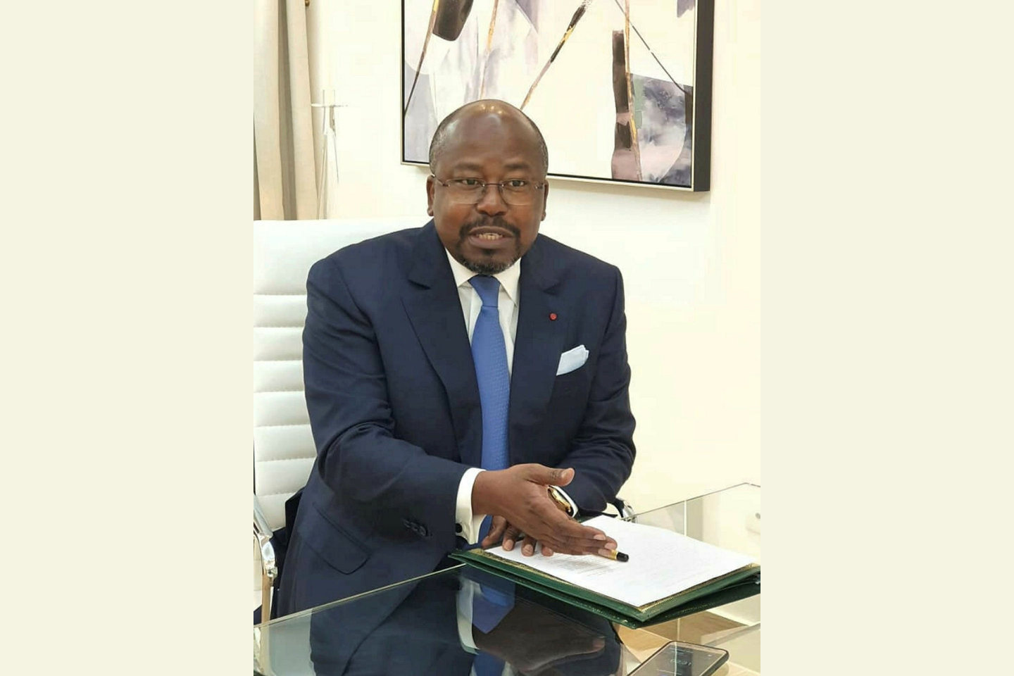 Alain-Claude Bilie-By-Nze n’a pas démissionné du PDG, mais de son bureau provisoire. Alain-Claude Bilie-By-Nze n’a pas démissionné du PDG, mais de son bureau provisoire.