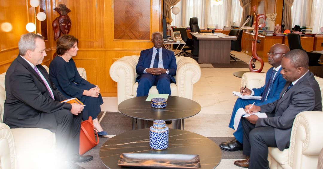 Premier Ministre de la Transition, Raymond Ndong Sima, a reçu Cécile Abadie, Ambassadrice de l'Union Européenne au Gabon, à Sao Tomé-et-Principe et auprès de la CEEAC. © D.R L'UE entend renforcer son partenariat avec le Gabon