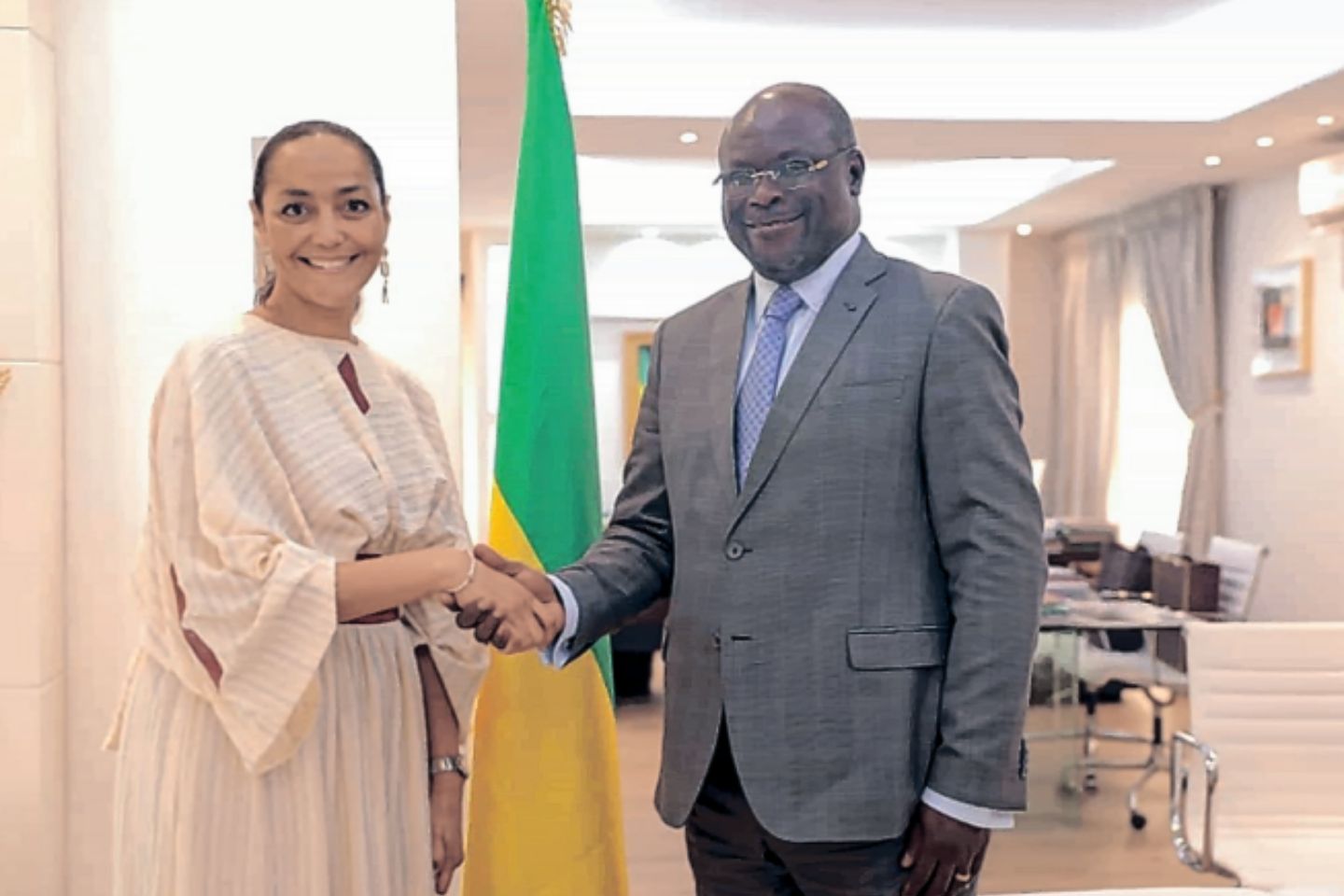 Gabon/Unicef : Dr Marie-Reine Chirezi Fabry présente sa lettre d’agrément à Régis Onanga Ndiaye Gabon/Unicef : Dr Marie-Reine Chirezi Fabry présente sa lettre d’agrément à Régis Onanga Ndiaye