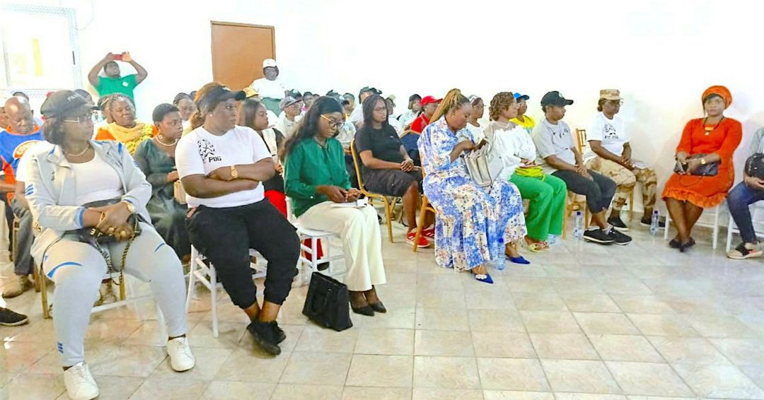 L’assistance à la conférence-débat à laquelle ont été associées les femmes emprisonnées. L’assistance à la conférence-débat à laquelle ont été associées les femmes emprisonnées.