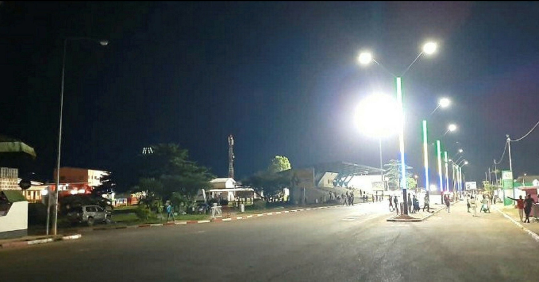 Oyem : implantation et mise en service des nouveaux lampadaires dans la ville Oyem : implantation et mise en service des nouveaux lampadaires dans la ville