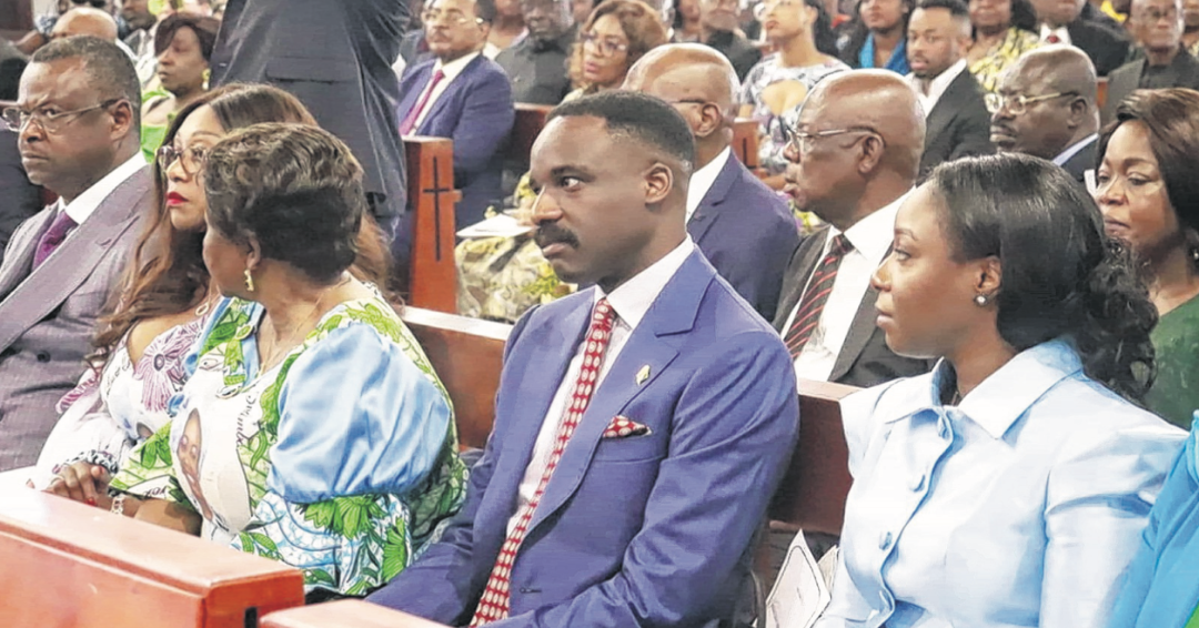Une vue de l’assistance parmi laquelle Yacine Queenie et Omar Denis Bongo Ondimba,au cours de la messe Une vue de l’assistance parmi laquelle Yacine Queenie et Omar Denis Bongo Ondimba,au cours de la messe