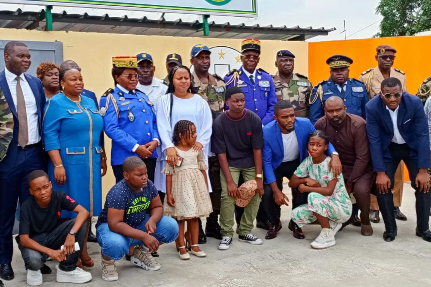 photo de famille © DR Éducation : le complexe scolaire d’Oloumi baptisé "commandant Jean-Dzime-Nzoghe"