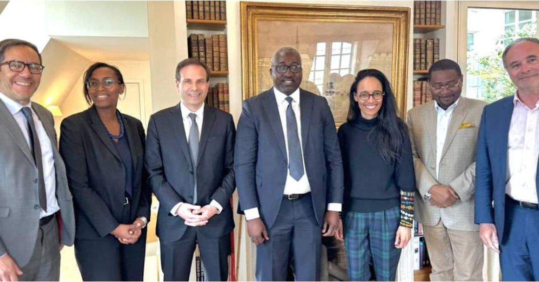 Le Bâtonnier du Gabon, Me Raymond Obame Sima (c), avec ses confrères parisiens après une séance de travail. Le Bâtonnier du Gabon, Me Raymond Obame Sima (c), avec ses confrères parisiens après une séance de travail.