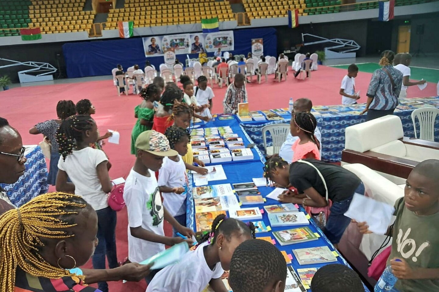 Engouement des jeunes élèves autour d’un stands de livres hier au palais des Sports et de la Culture. Engouement des jeunes élèves autour d’un stands de livres hier au palais des Sports et de la Culture.