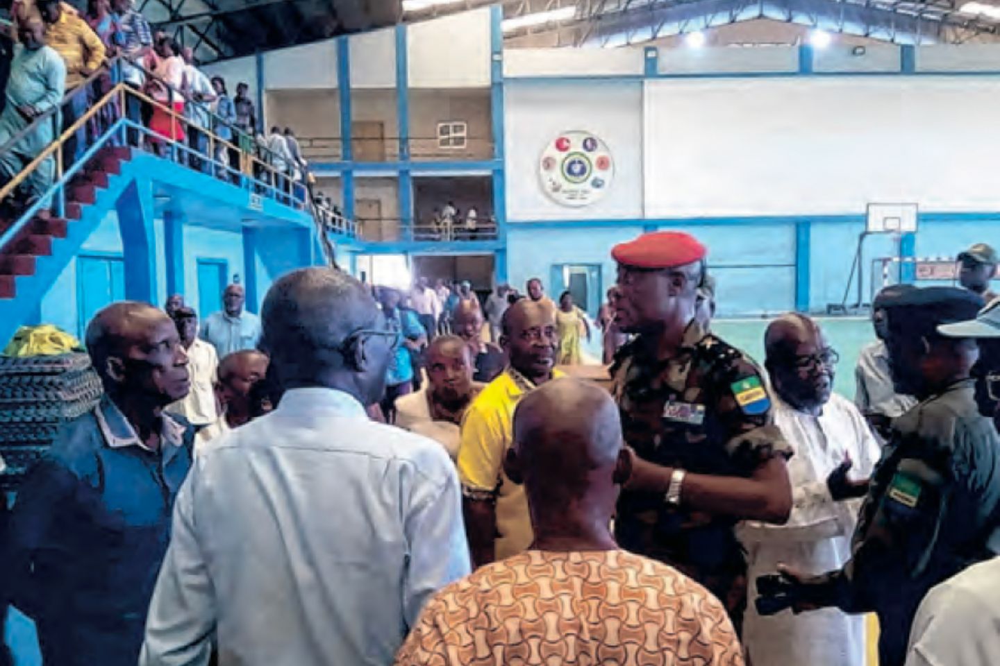 Le général Bruno Eyi Ngui échangeant avec quelques anciens militaires au terme de la rencontre à Baraka © CNB Social : vers la valorisation du militaire retraité