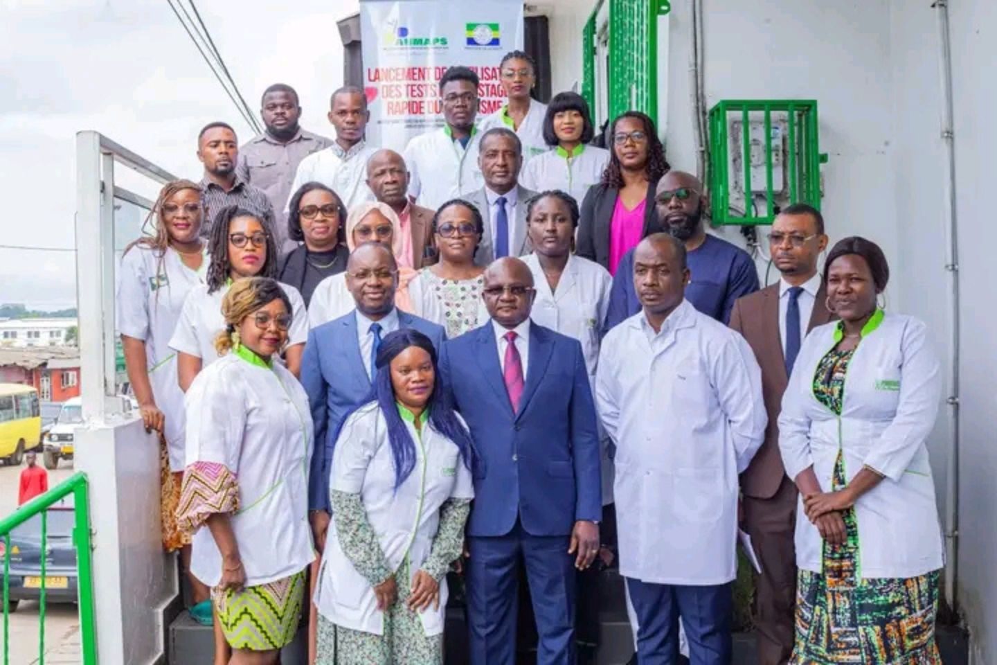 Le ministre de la Santé (costume, au premier plan) a procédé au lancement des TDR dans plusieurs pharmacies. Le ministre de la Santé (costume, au premier plan) a procédé au lancement des TDR dans plusieurs pharmacies.