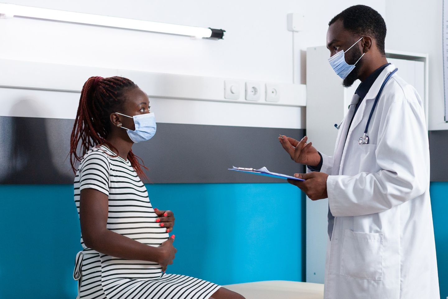 Une femme enceinte avec son docteur en consultation © D.R Santé sexuelle et reproductive : les défis d’application des lois
