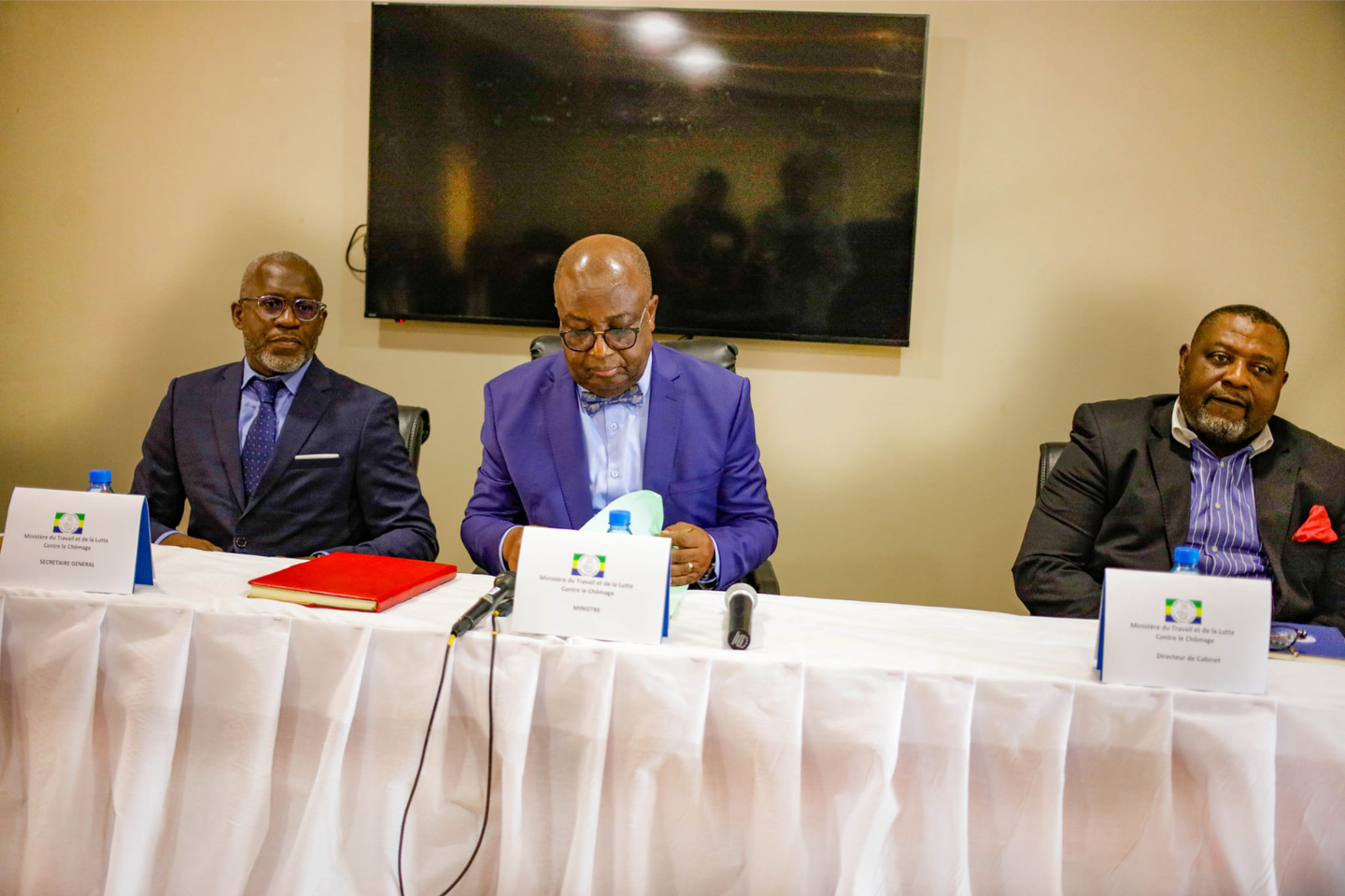 Le ministre du Travail, Adrien Nguema Mba (centre) présidant a rencontre. Le ministre du Travail, Adrien Nguema Mba (centre) présidant a rencontre.