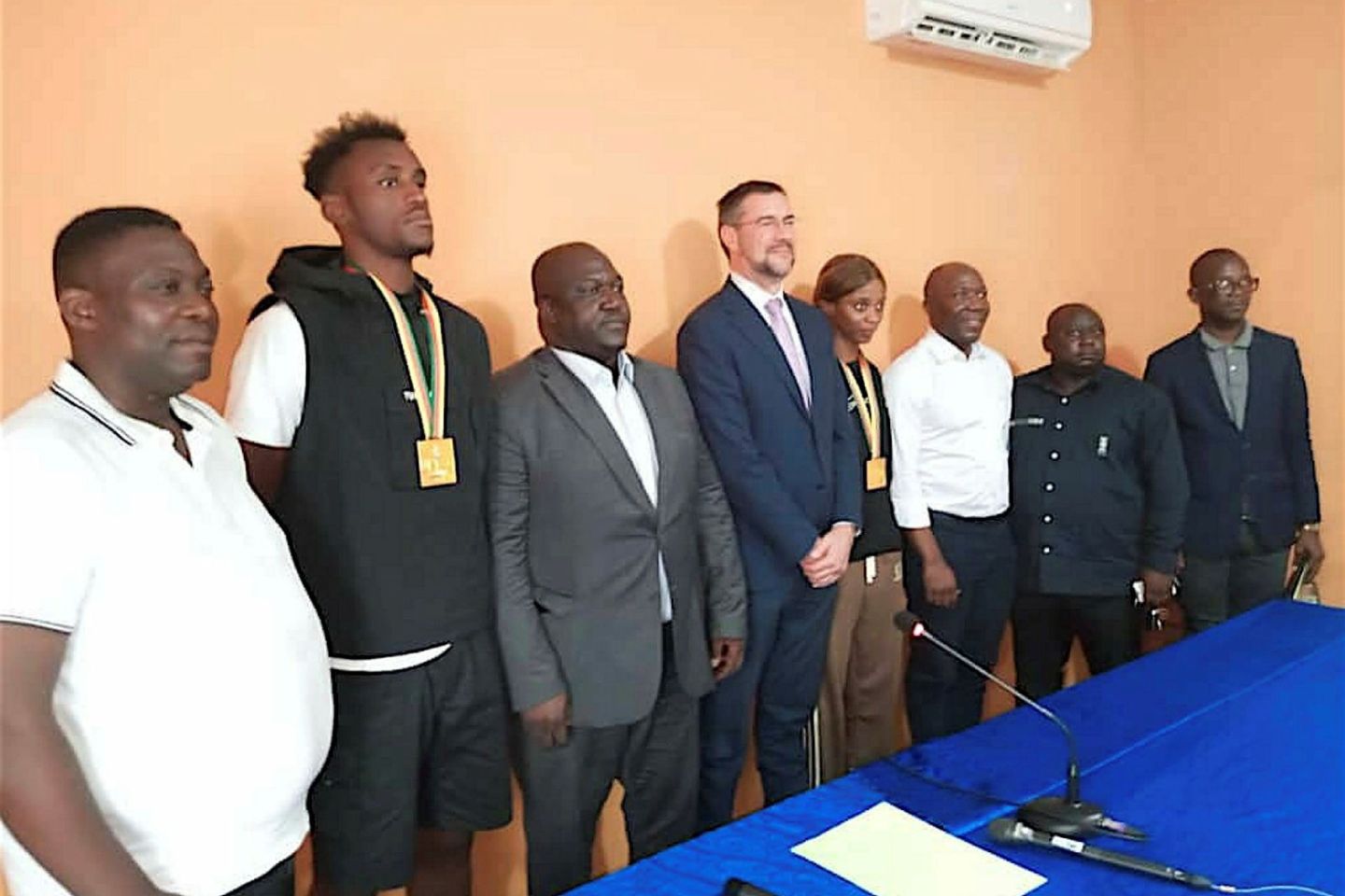 Photo de famille du rendez-vous avant le départ d’Emmanuella Atora Eyeghe. Photo de famille du rendez-vous avant le départ d’Emmanuella Atora Eyeghe.