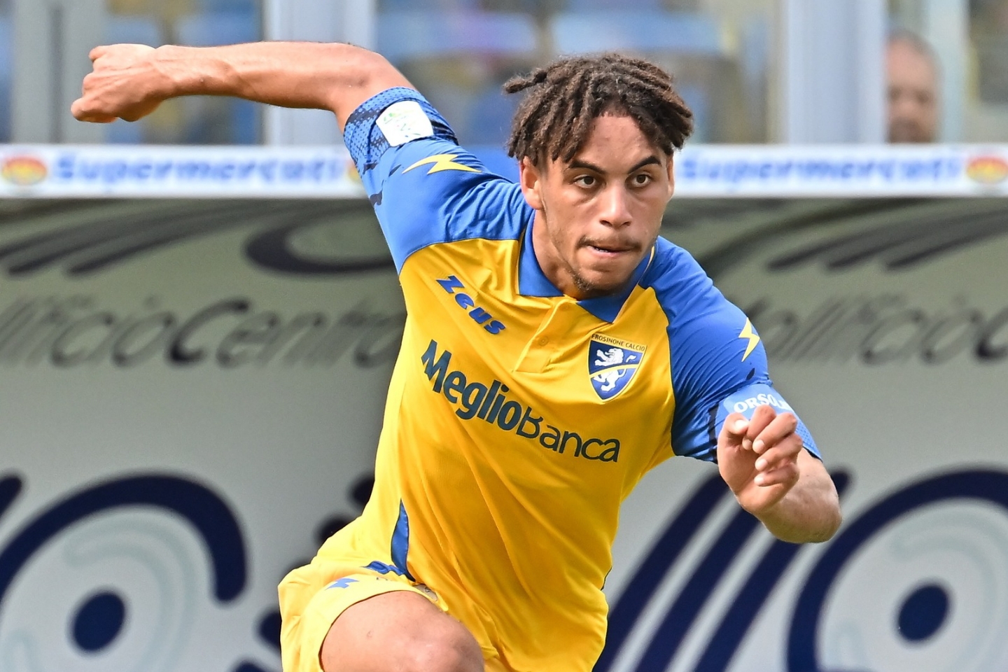 Anthony Oyono discutant un match avec Frosinone DR Bilan de la saison de nos expatriés : relégué en Série B, Anthony Oyono termine la saison sur le " billard "
