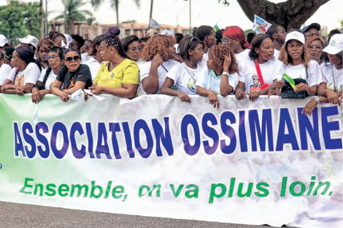 Une vue des Gabonais présents à l’arrivée du président Brice Clotaire Oligui Nguema. Que se passe-t-il autour d'Oligui Nguema ?