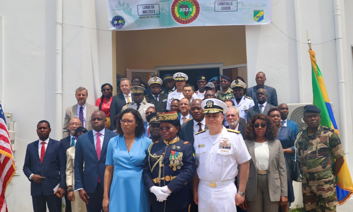 Une vue des officiels gabonais et américains lors de la visite du navire de la marine américaine, affrété pour la circonstance © D.R Fin d'“Obangame Express 2024” sur une note de satisfaction
