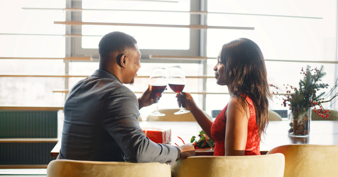 Couple assis au restaurant