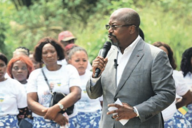 Alain-Claude Bilie-By-Nze lors d'un meeting de campagne du PDG à Cocobeach.