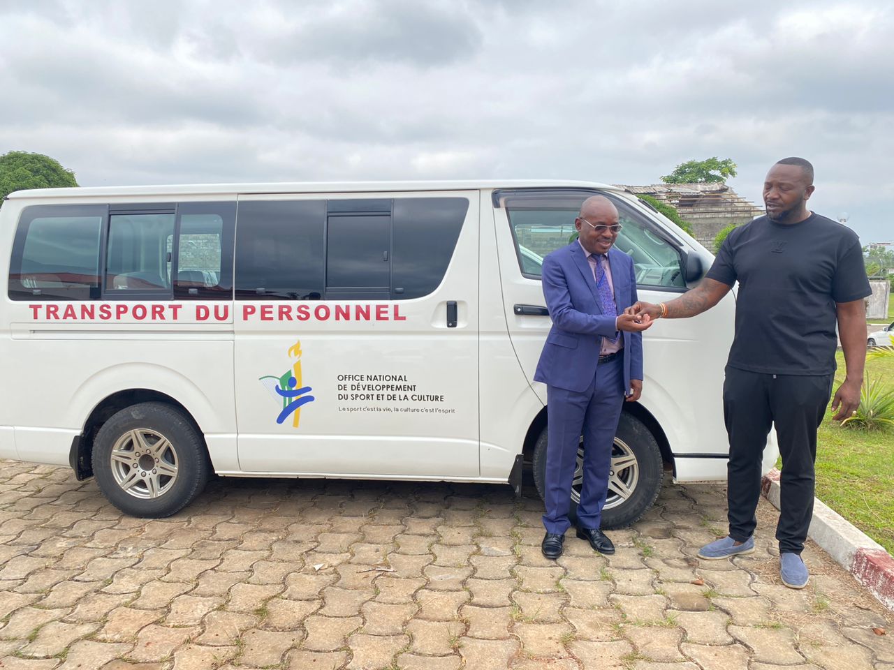 Le directeur général de l'Ondsc (d) remettant la clé du bus au superviseur général